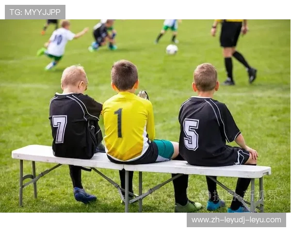 足球替补席布置设计对于比赛期间替补球员心态和观察角度的重要性